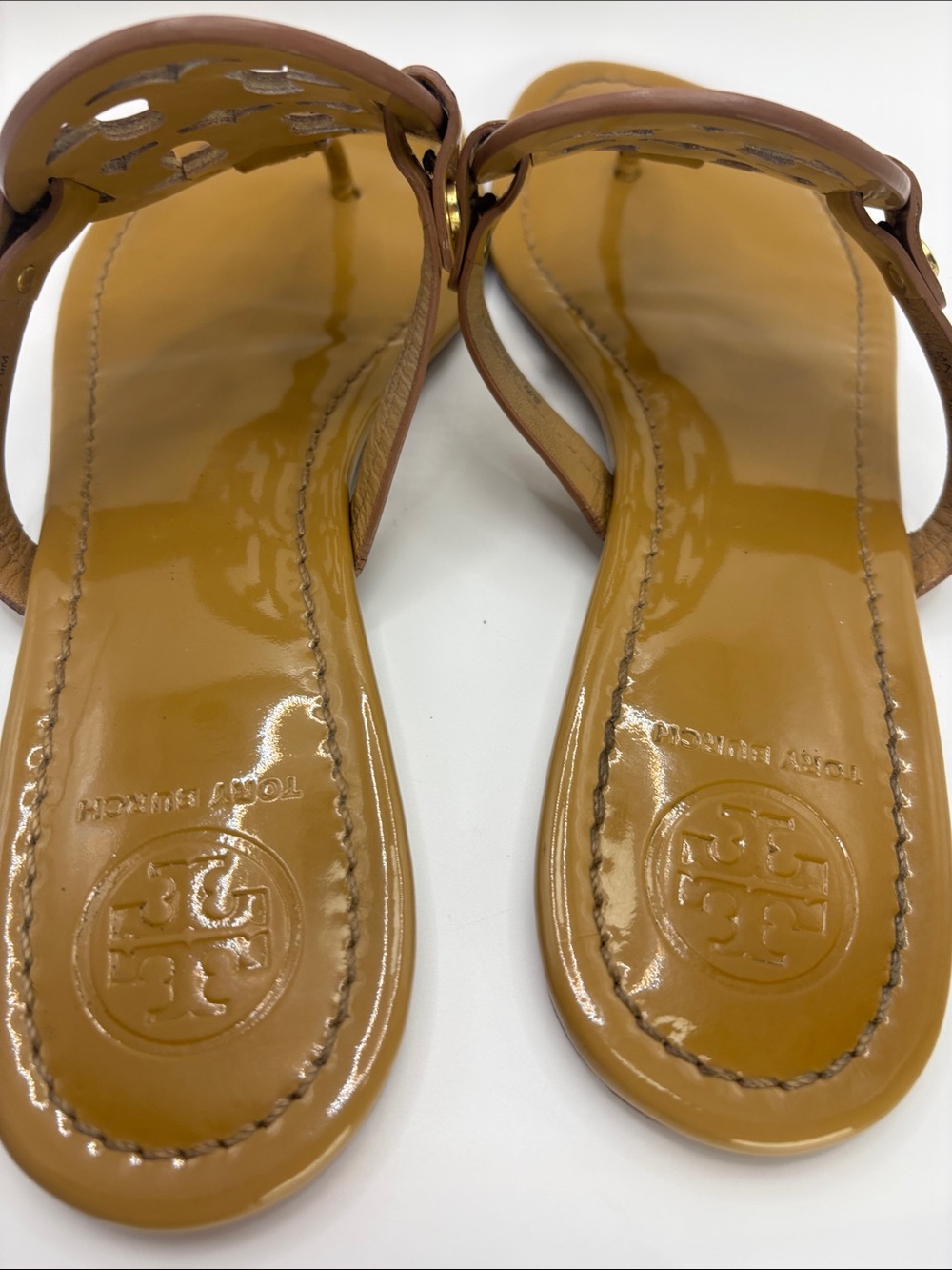 Tory Burch Mocha Miller Patent Logo Thong Sandals - Picture 4 of 9
